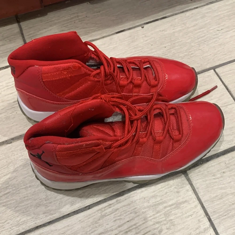Jordan 11 Reds - Picture 2 of 4
